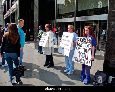 Gesundheitspersonal in einer Klinik in New York City halten einen Bürgersteig Protest gegen obligatorische Impfungen der H1N1-Schweinegrippe-Impfstoff. Stockfoto