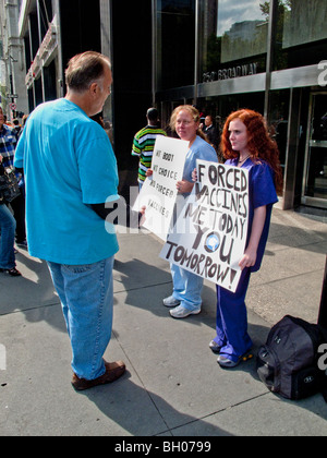 Gesundheitspersonal in einer Klinik in New York City halten einen Bürgersteig Protest gegen obligatorische Impfungen der H1N1-Schweinegrippe-Impfstoff. Stockfoto