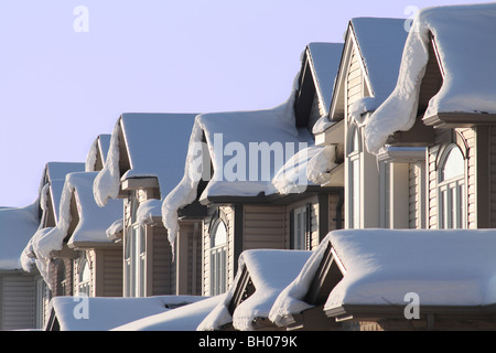 Vorstadthäuser im Winter mit Schnee auf Dächern Stockfoto