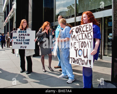 Gesundheitspersonal in einer Klinik in New York City halten einen Bürgersteig Protest gegen obligatorische Impfungen der H1N1-Schweinegrippe-Impfstoff. Stockfoto