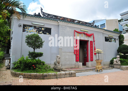 Schrägen Blick auf die Vorderseite der Tin-Hau-Tempel, mit Weihrauch-Brenner und Stein Löwen, Main Street, Stanley, Hong Kong, China Stockfoto