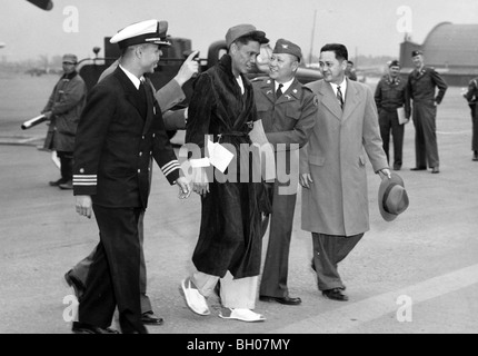 HQ. FEAF, Tokio---erhält SGT Juanito Magno von Iloilo City, p.i., einen herzlichen Gruß von seinen Landsleuten als er bei einem US ankommt Stockfoto