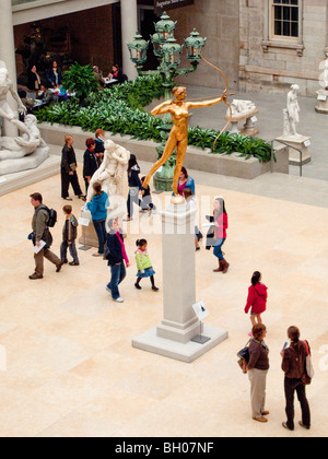 Besucher der Charles Engelhard Rechnungshof der American Wing an der New Yorker Metropolitan Museum of Art. Stockfoto