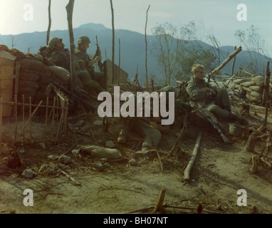 Mitglieder des 2. Bataillon, 7. Infanterie, 1. Kavallerie-Division nach Abbau der Ausrüstung auf Landezone ruhen Stockfoto