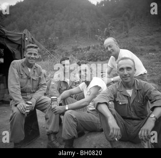 Offiziere der 2. Infanterie-Division entspannen Sie für ein Gruppenfoto und trinken ihre Ration Bier in einer Pause aus Korea-Krieg. Stockfoto
