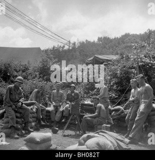 Stellwerks- und andere Soldaten kämpfen mit der 2. Infanterie-Division während des Koreakrieges entspannen. Stockfoto