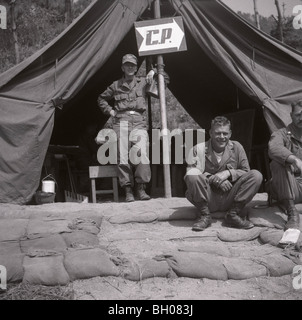 Ein Major, US-Armee, 2. Infanterie-Division, Recht, sitzt während des Koreakrieges Kapitän steht 2nd Infantry Division HQ Stockfoto