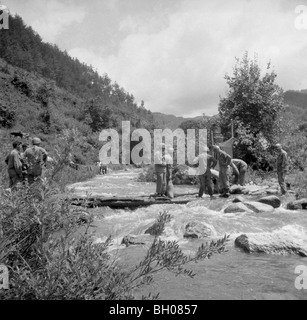 Während einer Pause von Koreanischer Krieg, Kampf gegen Mitglieder der US-Armee Wäsche 2. US-Infanteriedivision in einem Fluss. Stockfoto