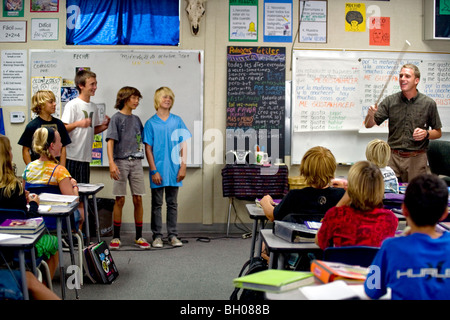 Ein begeisterter Mittelschule Spanischlehrer führt seine acht-Klasse in Südkalifornien.  Beachten Sie aufmerksame Schüler. Stockfoto