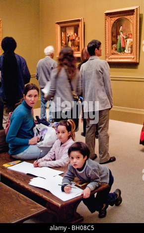 Eine Mutter bringt ihre Kinder in New York Metropolitan Museum of Art mit der Absicht, ihnen Wertschätzung der Kunst. Stockfoto