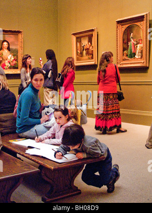 Eine Mutter bringt ihre Kinder in New York Metropolitan Museum of Art mit der Absicht, ihnen Wertschätzung der Kunst. Stockfoto