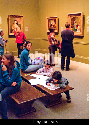 Eine Mutter bringt ihre Kinder in New York Metropolitan Museum of Art mit der Absicht, ihnen Wertschätzung der Kunst. Stockfoto