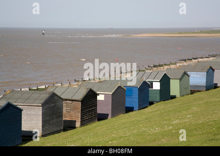 Strandhütten entlang der Küste bei Tankerton Bay in der Nähe von Whitstable, Kent UK Stockfoto