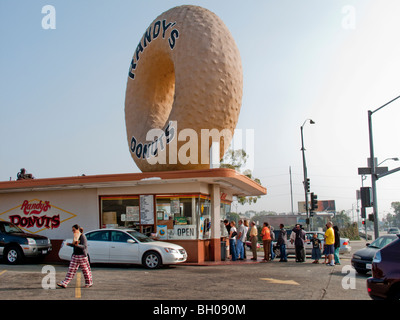 Hungrige Sonntagmorgen Kunden Line-up am Rand in Los Angeles, ein Beispiel für "Programmtic"-Architektur. Stockfoto