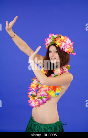 Teenager-Mädchen gekleidet als Hula-Mädchen Stockfoto