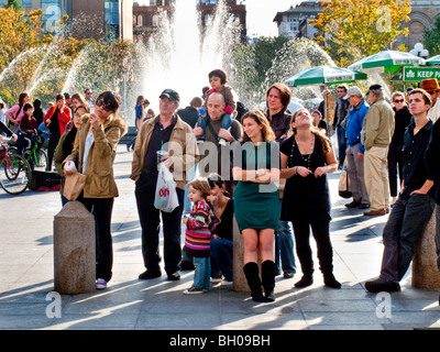 Viele Altersgruppen genießen Sie ein Konzert in Washington Square Park, New York City, im Freien an einem sonnigen Sonntag Nachmittag. Stockfoto