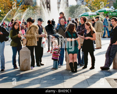 Viele Altersgruppen genießen Sie ein Konzert in Washington Square Park, New York City, im Freien an einem sonnigen Sonntag Nachmittag. Stockfoto