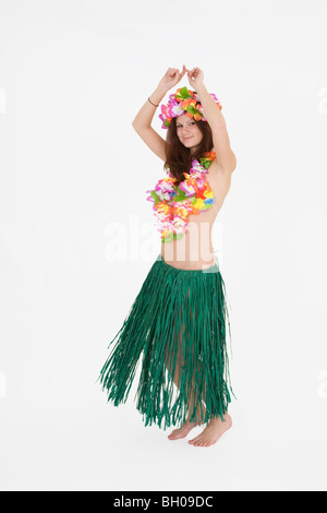 Kaukasische Teenager gekleidet als Hula-Tänzerin Stockfoto