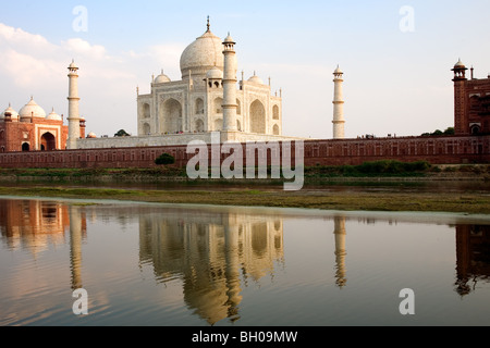 Taj Mahal als vom in Agra Indien gesehen Stockfoto