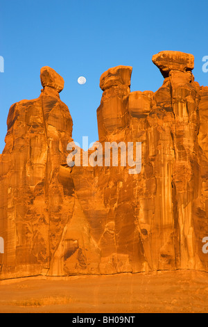 In der Nähe von Vollmond zusammen mit den drei Schwätzer, Arches-Nationalpark, in der Nähe von Moab, Utah. Stockfoto