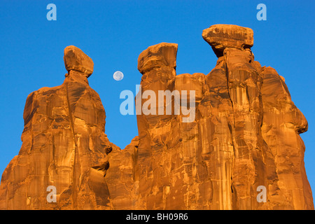 In der Nähe von Vollmond zusammen mit den drei Schwätzer, Arches-Nationalpark, in der Nähe von Moab, Utah. Stockfoto