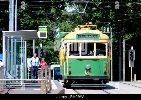 Straßenbahn in Victoria Parade East Melbourne Victoria Australien Stockfoto