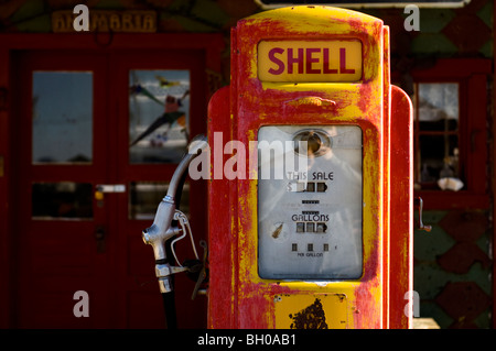 Altmodische Zapfsäule auf dem Display in Chlorid, Arizona. Stockfoto