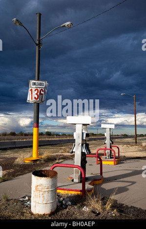 Verlassene Tankstelle am Twin Arrows, Arizona, an der historischen Route 66. Stockfoto