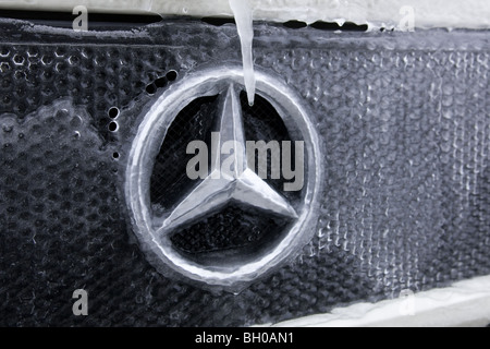 Vorderseite des Mercedes-Benz-Lkw mit einer Eisschicht bedeckt Stockfoto