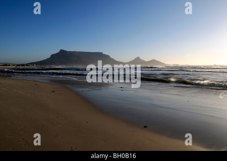Table Mountain Silhouette während einer glorreichen und dramatischen Sonnenuntergang von Milnerton Strand Kapstadt Kapstadt gesehen Stockfoto