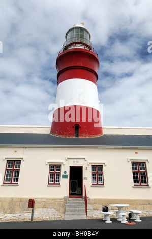 Leuchtturm am Kap Agulhas am südlichen Punkt auf dem afrikanischen Kontinent blauer Himmel schöner Tag Westkap Navigationshilfe Stockfoto