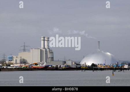 Marchwood Kraftwerk Schornsteine und die silbernen Kuppel des Marchwood ERF Verbrennungsanlage Anlage auf Southampton Wasser Hampshire England Stockfoto