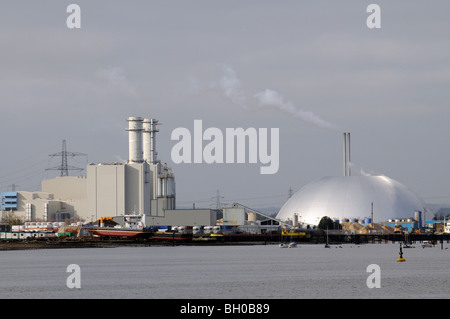 Marchwood Kraftwerk Schornsteine und die silbernen Kuppel des Marchwood ERF Verbrennungsanlage Anlage auf Southampton Wasser Hampshire England Stockfoto