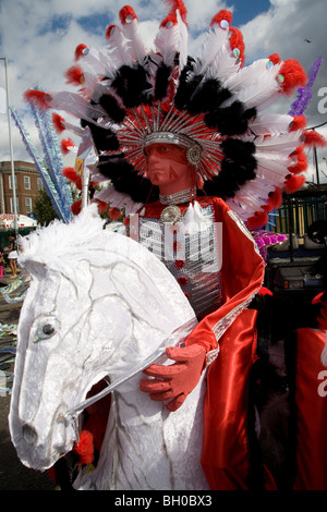 Karneval-Schwimmer. Modell der Native American Indian Chief. Notting Hill Carnival, Notting Hill. London. England. VEREINIGTES KÖNIGREICH. Stockfoto