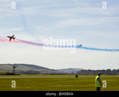 Die Red Arrows schließen Pass von Synchro Pair bei RAF Leuchars Airshow 2009, Fife, Schottland Stockfoto