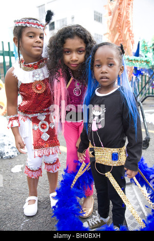 Kinder im Karnevalskostüm. Drei kleine Mädchen. Notting Hill Carnival, Notting Hill. London. England. VEREINIGTES KÖNIGREICH. Stockfoto