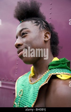 Junger Mann im Karnevalskostüm. Porträt. Notting Hill Carnival, Notting Hill. London. England. VEREINIGTES KÖNIGREICH. Stockfoto