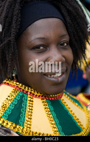 Reife Frau im Karnevalskostüm. Porträt. Notting Hill Carnival, Notting Hill. London. England. VEREINIGTES KÖNIGREICH. Stockfoto