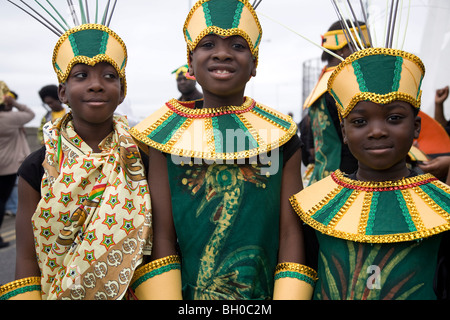 Kinder im Karnevalskostüm. Drei jungen. Notting Hill Carnival, Notting Hill. London. England. VEREINIGTES KÖNIGREICH. Stockfoto