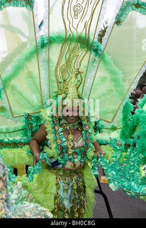 Reife Frau im Karnevalskostüm. Notting Hill Carnival, Notting Hill. London. England. VEREINIGTES KÖNIGREICH. Stockfoto