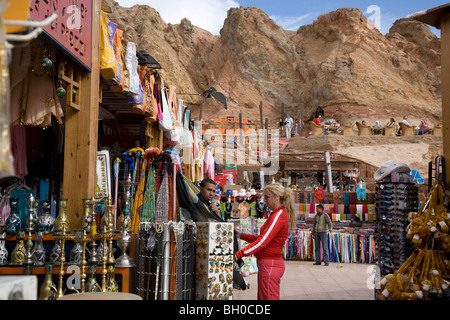 Europäerin in Sharm El Sheikh-Markt einkaufen. Ägypten. Afrika. Stockfoto