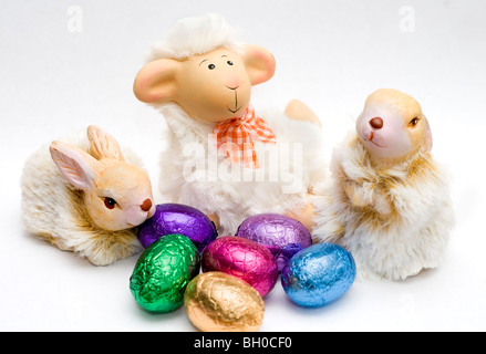 Tierische Dekorationen mit einer kleinen Auswahl an bunten Mini Schokoladeneier auf weißem Hintergrund Stockfoto