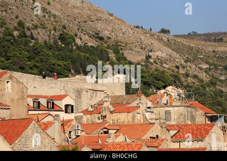 Schaut auf die roten Dächer und die Kirchen der Altstadt Dubrovnik Kroatien von der befestigten Stadtmauer Stockfoto