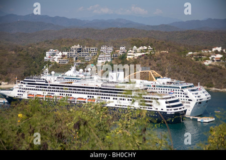 Kreuzfahrtschiffe vor Anker in der Bucht von Huatulco, Mexiko. Stockfoto