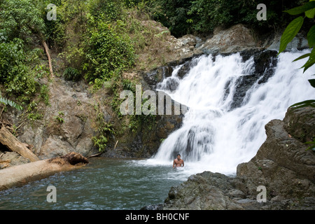 Junger Mann von Wasserfall baden. Embera Indianer Dorf. Chagres Nationalpark. Panama. Zentralamerika Stockfoto