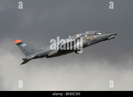Militärische Pilotenausbildung. Die französische Air Force Alpha Jet 2-Sitz Trainer Ebene am Start fliegen. Von der Seite. Stockfoto
