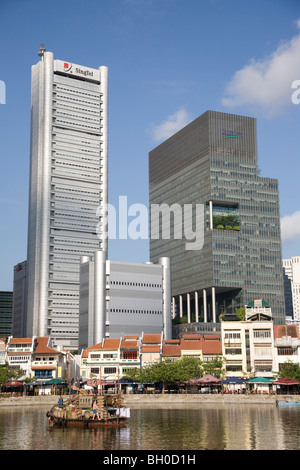 Singapur. Die Wolkenkratzer der Stadt überragt Altbauten Uferpromenade am Boat Quay. Stockfoto