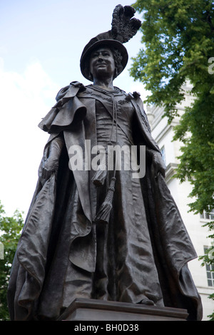 Queen Elizabeth Memorial Statue 1900-2002. Die Mall. London. England Stockfoto