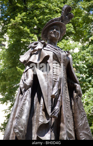 Queen Elizabeth Memorial Statue 1900-2002. Die Mall. London. England Stockfoto