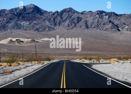 neu asphaltierte Straße mit doppelten gelben Linien ins Death Valley Kalifornien Stockfoto